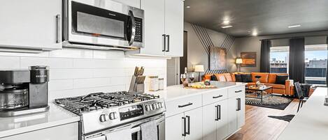 Frigorífico, microondas, horno y placa de cocina