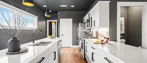 Køleskab, mikrobølgeovn, ovn, kogeplade