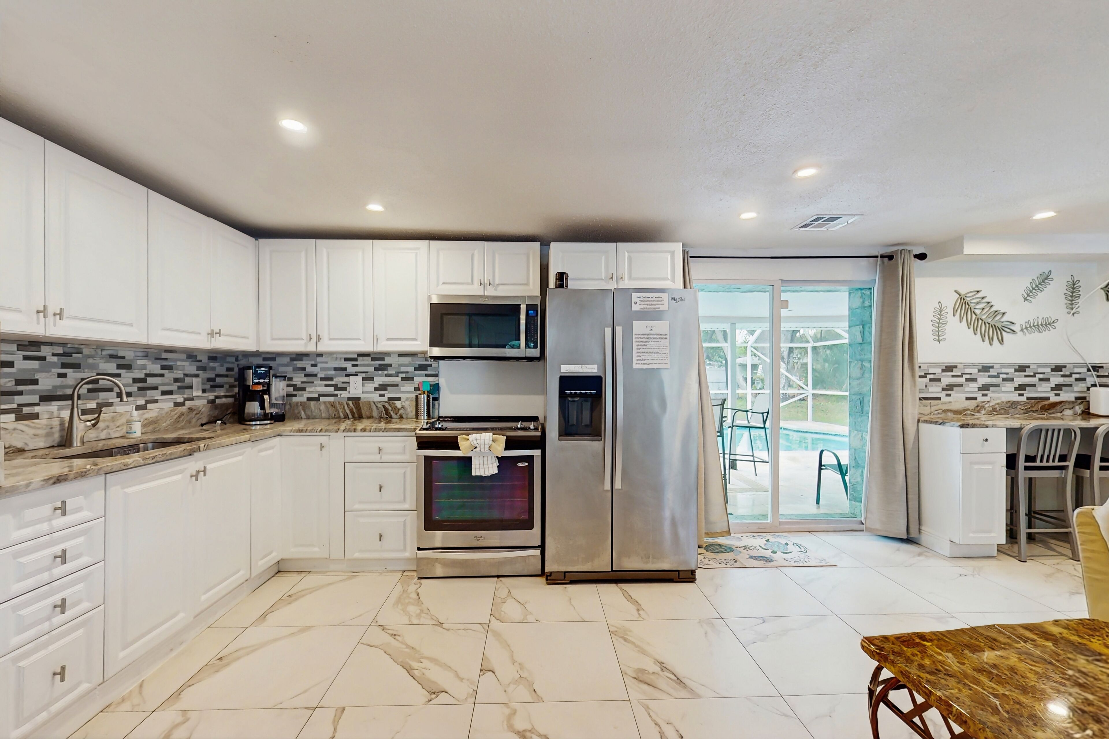 冷蔵庫、電子レンジ、オーブン、コンロ