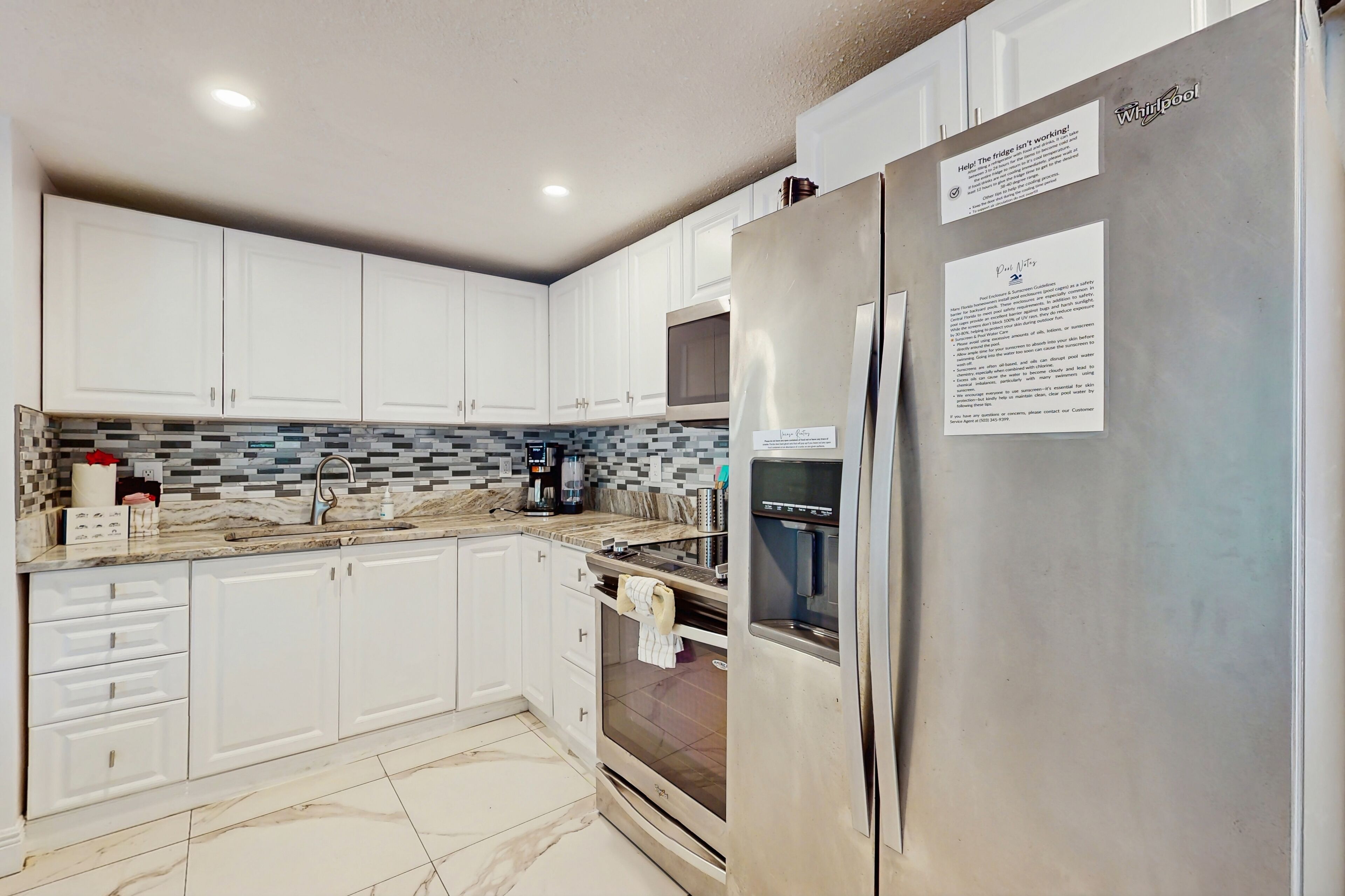 Kjøleskap, mikrobølgeovn, ovn og kokeplater