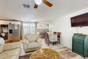 TV, books - Relax, Swim & Explore! A Dog-Friendly Private Pool Retreat Close to Everything! (Port Charlotte)