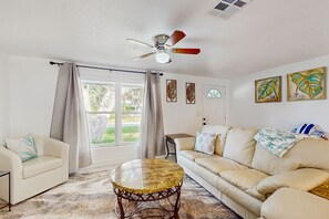 TV, books - Relax, Swim & Explore! A Dog-Friendly Private Pool Retreat Close to Everything! (Port Charlotte)