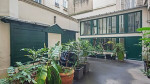 Luokittelematon kuva, 5 kautta 28, painike