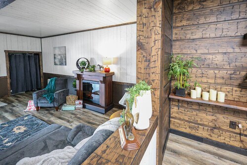 Modern 2BR appartment attached to a horse barn and arena.