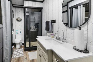 Shower, hair dryer, bidet, towels - Equestrian Retreat w/ Barn & Riding Arena (Sturgis)