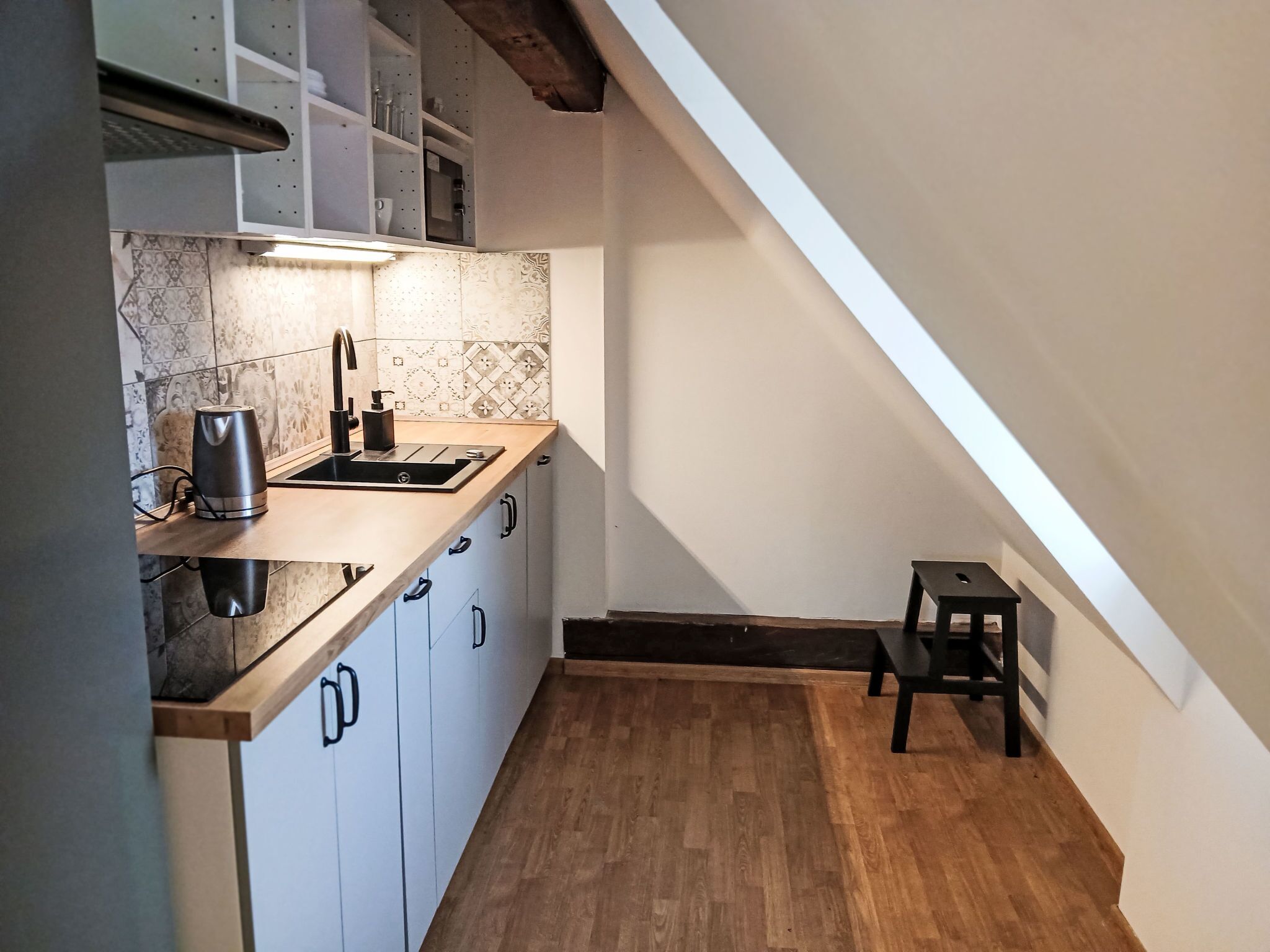 Réfrigérateur, micro-ondes, batterie de cuisine, vaisselle et ustensiles