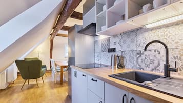 Een koelkast, een microgolfoven, kookgerei, borden en bestek