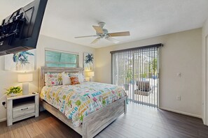 4 bedrooms, iron/ironing board, Internet, bed sheets - Dog friendly home with private pool, on golf course, and washer and dryer (Sarasota)