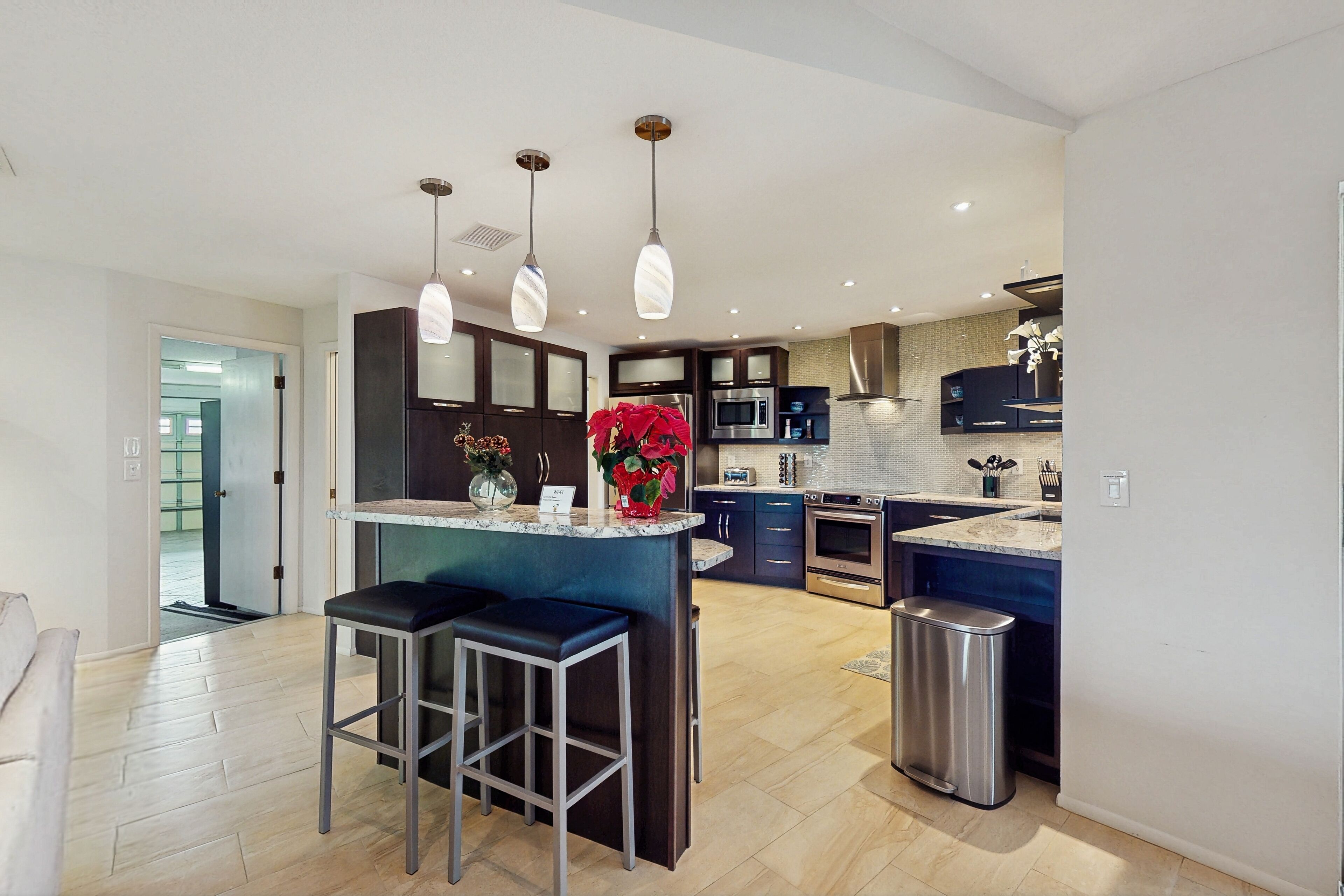 Réfrigérateur, four à micro-ondes, un four, surface de cuisson