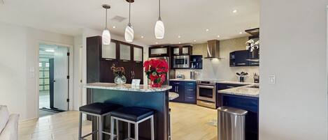 Réfrigérateur, four à micro-ondes, un four, surface de cuisson