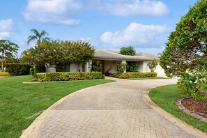 Exterior - Dog friendly home with private pool, on golf course, and washer and dryer (Sarasota)