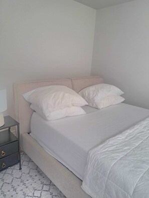 1 slaapkamer, een strijkplank/strijkijzer, wifi, beddengoed