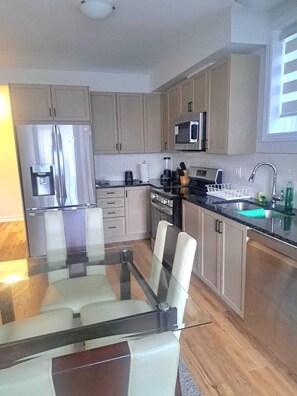 Private kitchen - Bright & Cozy Apartment in Ottawa (Ottawa, ON)