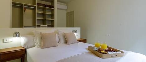 Strykejern/-brett, internettilgang og sengetøy