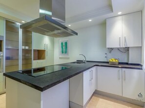 Een koelkast, een magnetron, een oven, een vaatwasser