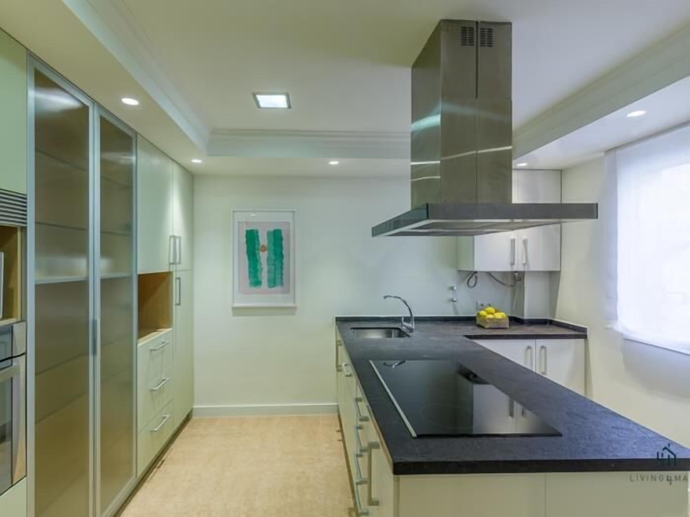 Een koelkast, een magnetron, een oven, een vaatwasser