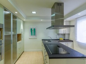 Réfrigérateur, micro-ondes, four, lave-vaisselle