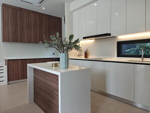 Fridge, microwave, oven, coffee/tea maker - P5V2 4BR AILEEN LAYAN (Choeng Thale)