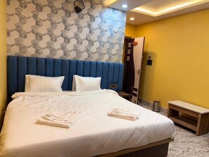 标准双人房 | 高档床上用品、办公桌、笔记本电脑工作区、遮光窗帘