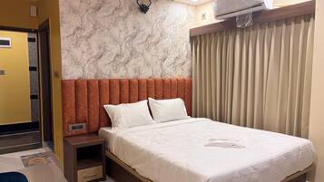 Dobbeltrom – standard | Sengetøy av topp kvalitet, skrivebord og skrivebord for bærbar PC