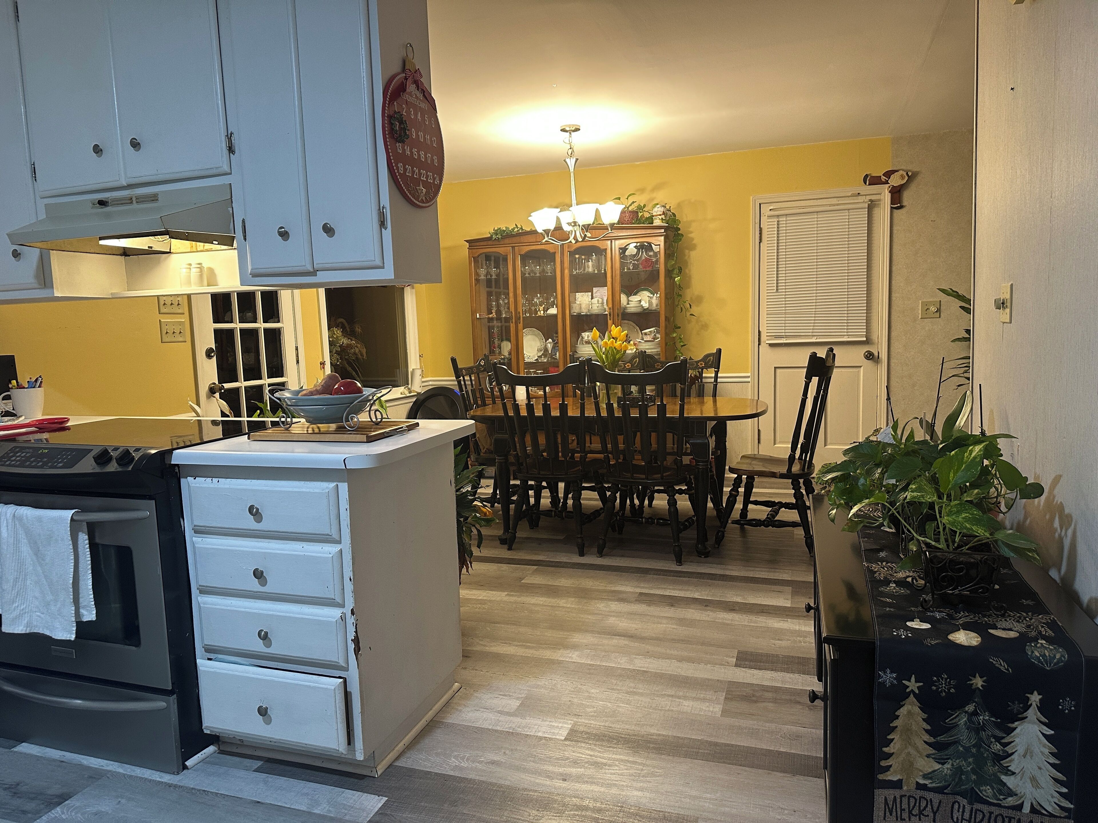 Mikrobølgeovn, ovn, kokeplater og oppvaskmaskin