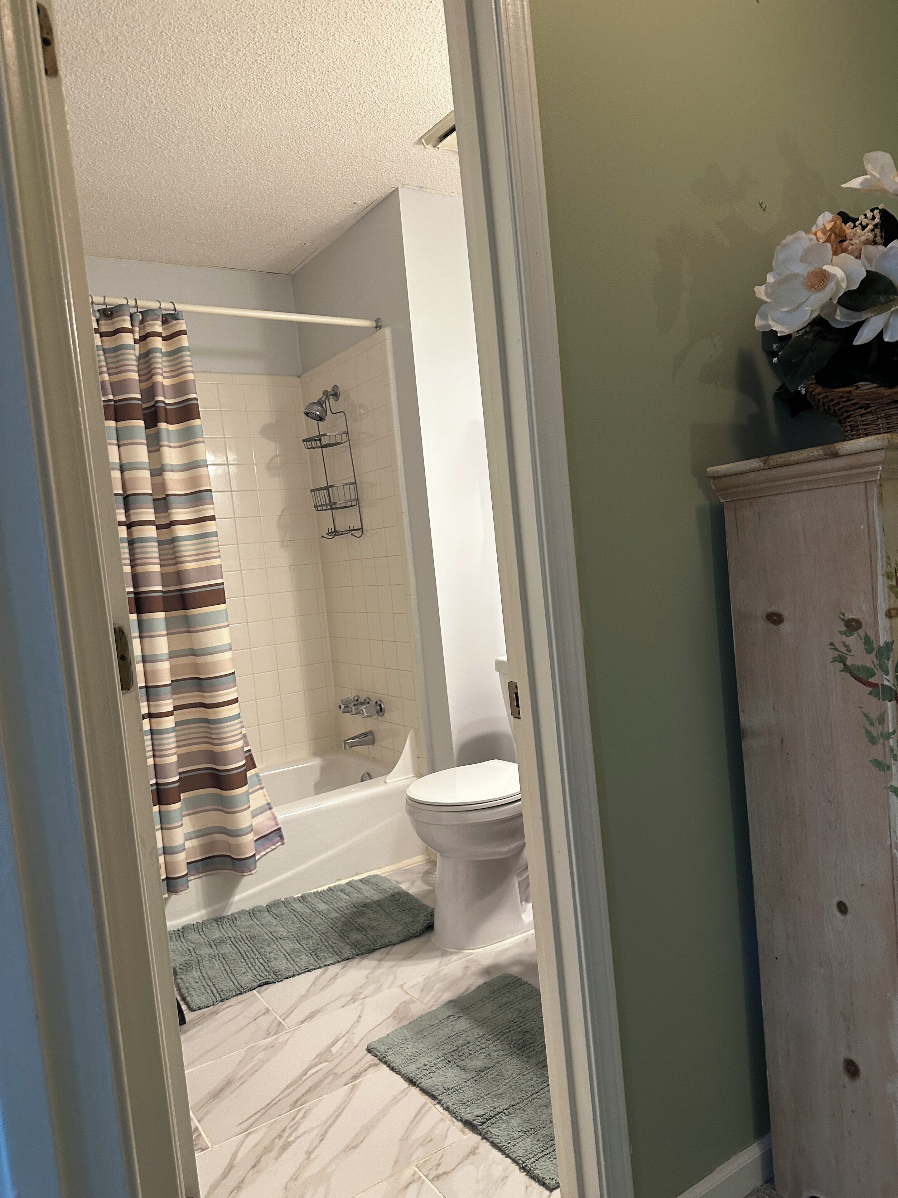 Een haardroger, handdoeken, zeep, toiletpapier