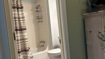 Een haardroger, handdoeken, zeep, toiletpapier