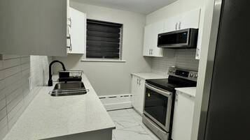 Micro-ondes, four, plaque de cuisson, lave-vaisselle