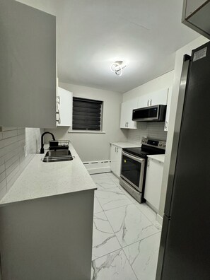 Microondas, horno, parrilla de estufa y lavavajillas