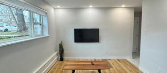 Modern Central 2 Bedroom condo with Free Parking