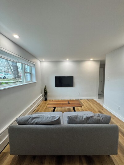 Modern Central 2 Bedroom condo with Free Parking