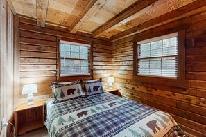 2 bedrooms, iron/ironing board, Internet, bed sheets - Cozy cabin with wifi, wood-burning fireplace & spacious deck (Cleveland)
