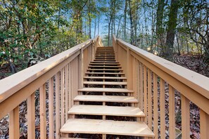 Property grounds - Cozy cabin with wifi, wood-burning fireplace & spacious deck (Cleveland)