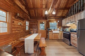 Fridge, microwave, oven, stovetop - Cozy cabin with wifi, wood-burning fireplace & spacious deck (Cleveland)