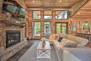 Smart TV, fireplace, video games, books - Luxury Family Broken Bow Cabin - Hot Tub, Arcade, Playground, Fire Pit, Sleeps 8 (Broken Bow)