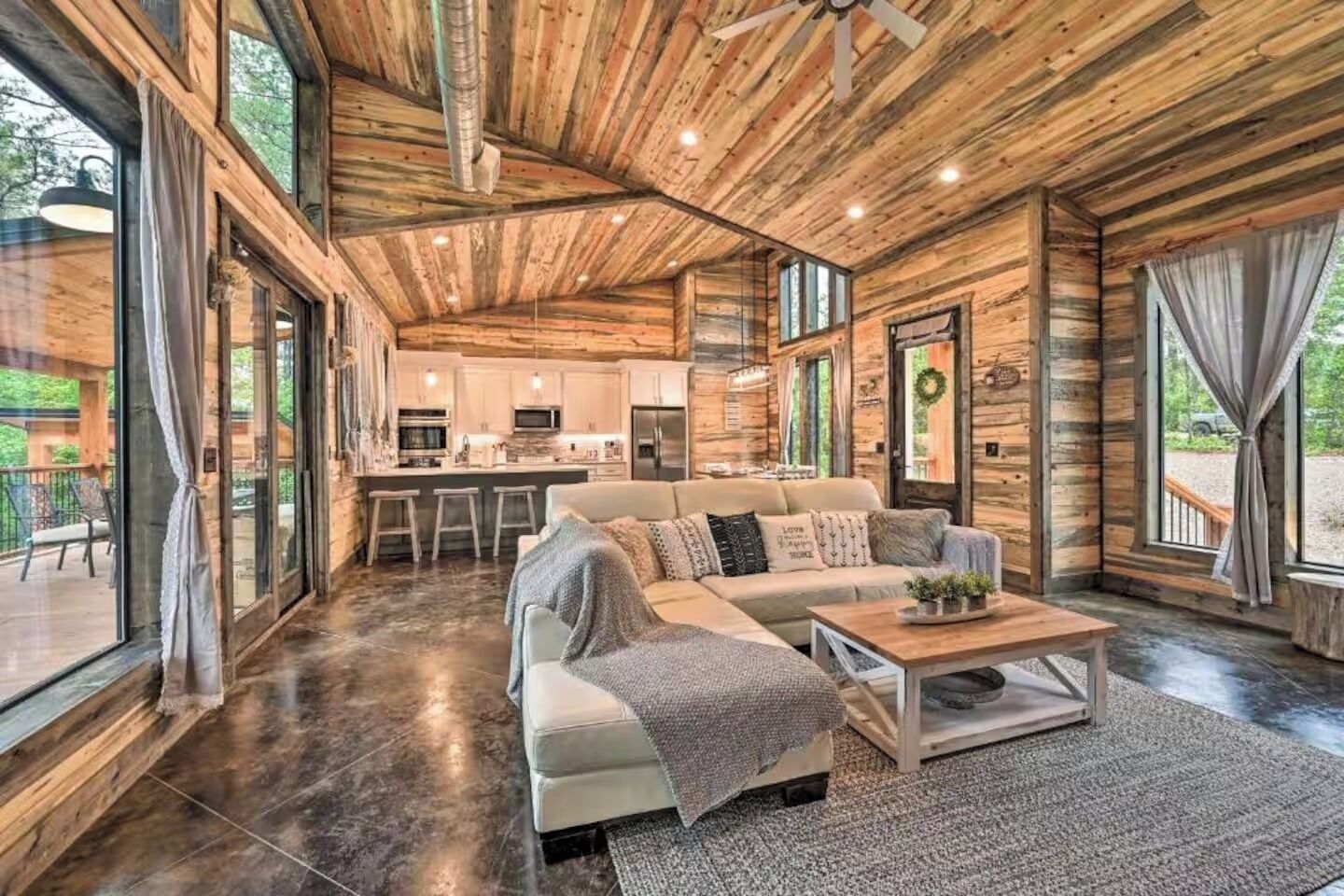 TV connectée, cheminée, jeux vidéo, livres