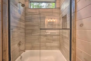 Shower, hair dryer, towels, soap - Luxury Family Broken Bow Cabin - Hot Tub, Arcade, Playground, Fire Pit, Sleeps 8 (Broken Bow)