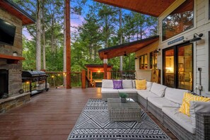 Terrace/patio - Luxury Family Broken Bow Cabin - Hot Tub, Arcade, Playground, Fire Pit, Sleeps 8 (Broken Bow)
