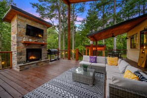 Property grounds - Luxury Family Broken Bow Cabin - Hot Tub, Arcade, Playground, Fire Pit, Sleeps 8 (Broken Bow)