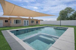 Pool - Spacious 5-bedroom resort in peaceful Desert Hot Springs with AC (Desert Hot Springs)