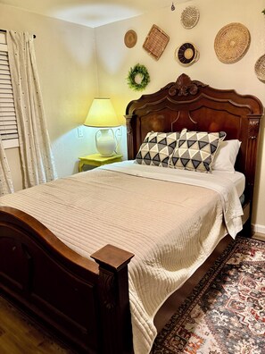 3 bedrooms, iron/ironing board, WiFi, bed sheets - Bison Hall 8, 1 block from Harding, no cleaning fee (Searcy)