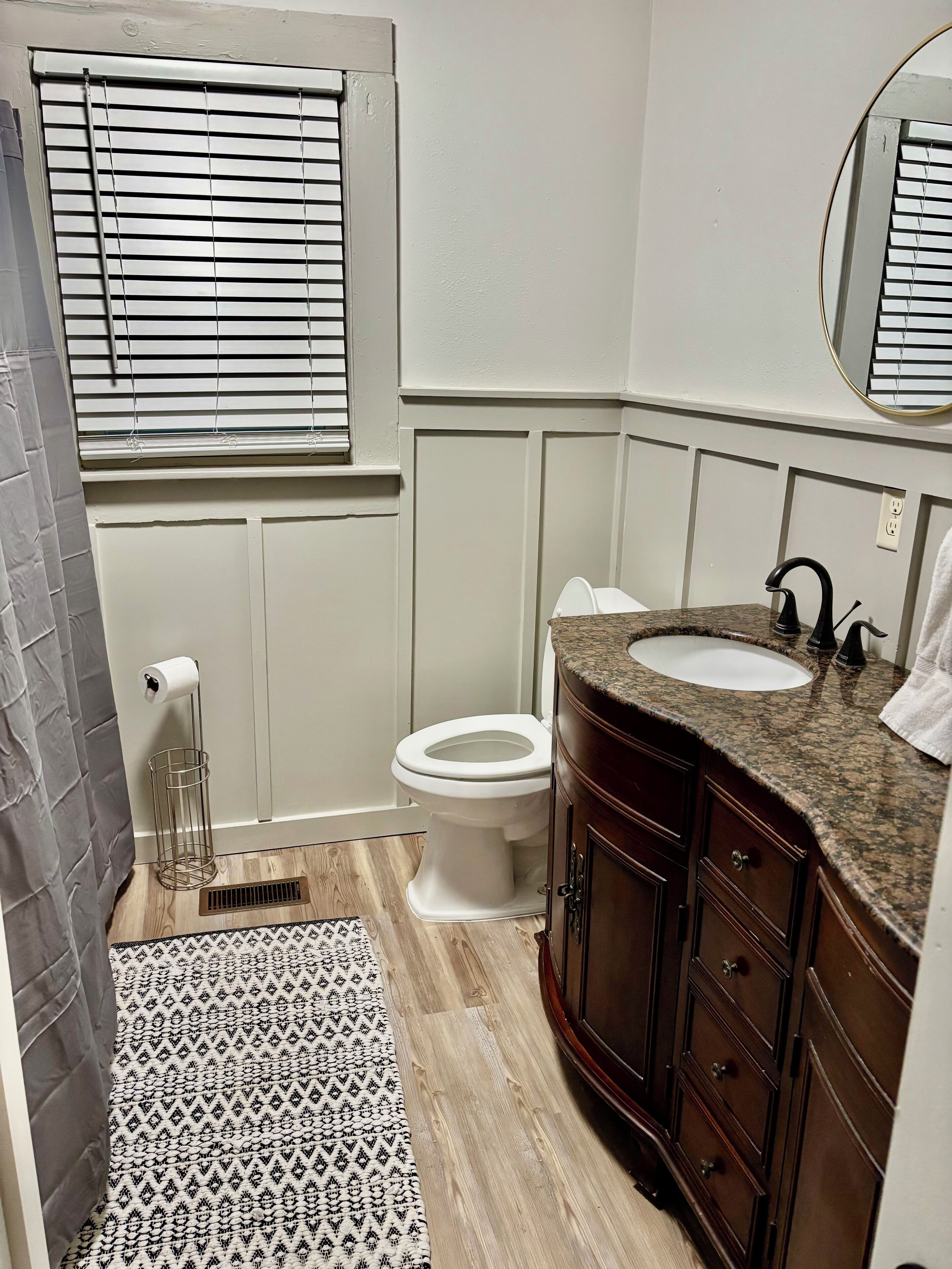 Een douche, een haardroger, handdoeken, zeep