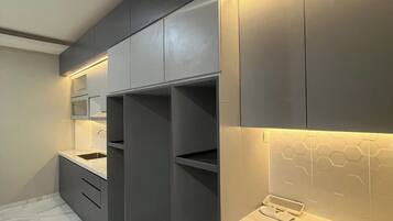 Appartamento familiare | Una scrivania, postazione laptop, tende oscuranti, insonorizzazione