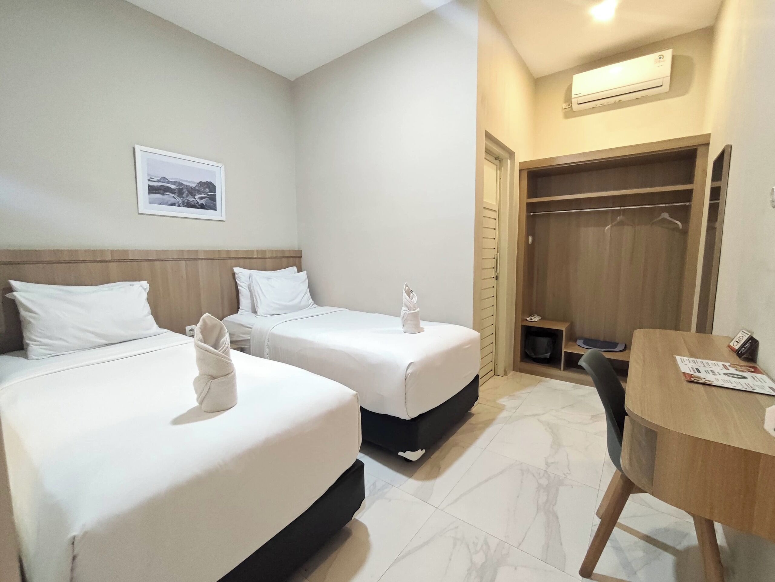 Deluxe Twin Room | Desk, laptop workspace, blackout drapes, soundproofing