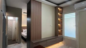 Familienapartment | Schreibtisch, laptopgeeigneter Arbeitsplatz, Verdunkelungsvorhänge