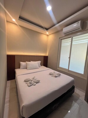 Family Apartment | Desk, laptop workspace, blackout drapes, soundproofing - El Nipa Hotel Labuan Bajo (Labuan Bajo)