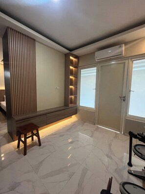 Familienapartment | Schreibtisch, laptopgeeigneter Arbeitsplatz, Verdunkelungsvorhänge