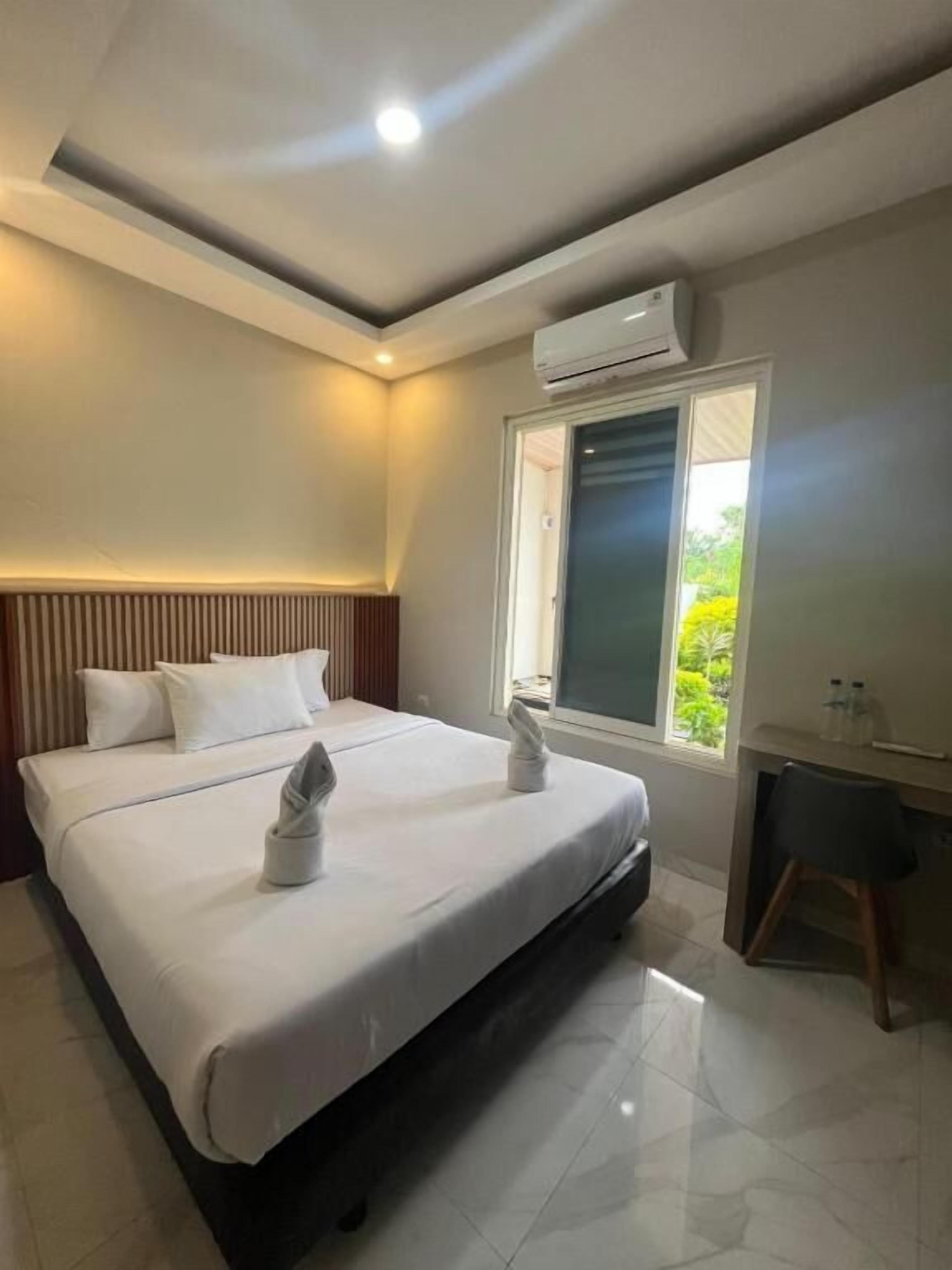 Apartemen Keluarga | Meja kerja, ruang kerja ramah laptop, dan tirai kedap cahaya