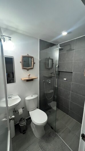Shower, towels, soap, toilet paper - Modern apartment in Los Cocos Santa Marta 4. (Santa Marta)