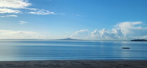 The Drift - Arkles Bay.
Studio. 200m from the beach.